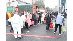 情系教职工，温暖送心坎！学校为教职员工发放春节物资